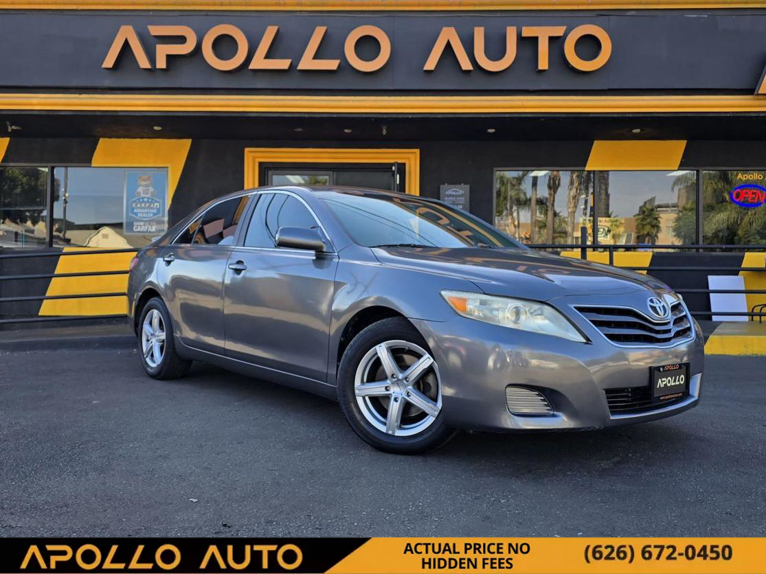 2010 Toyota Camry LE photo 1