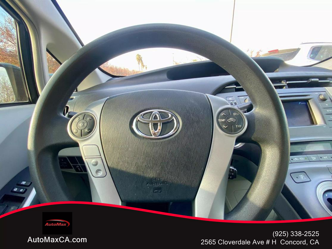 2013 Toyota Prius One photo 28