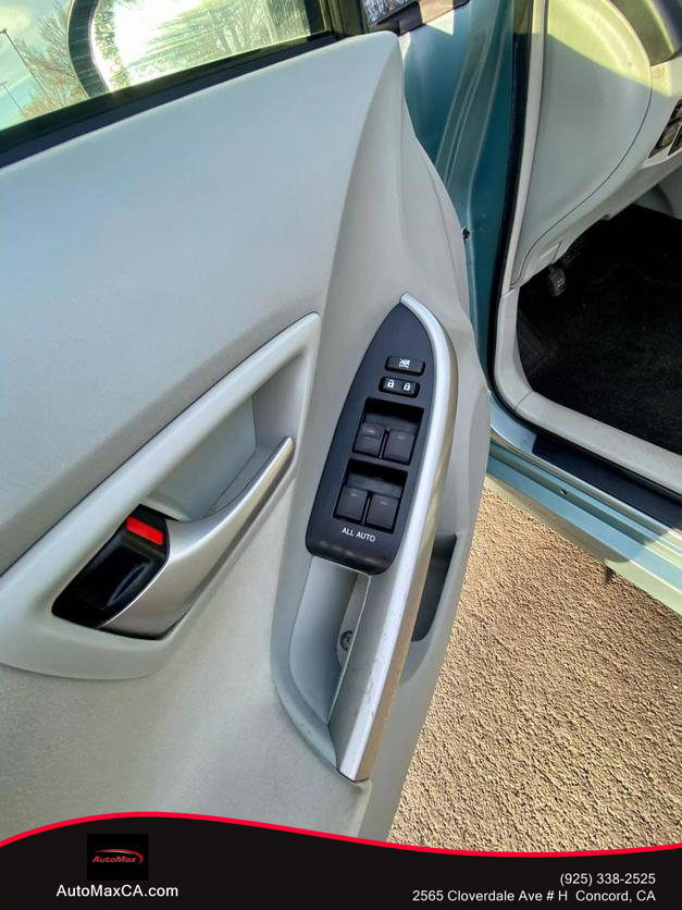 2013 Toyota Prius One photo 24