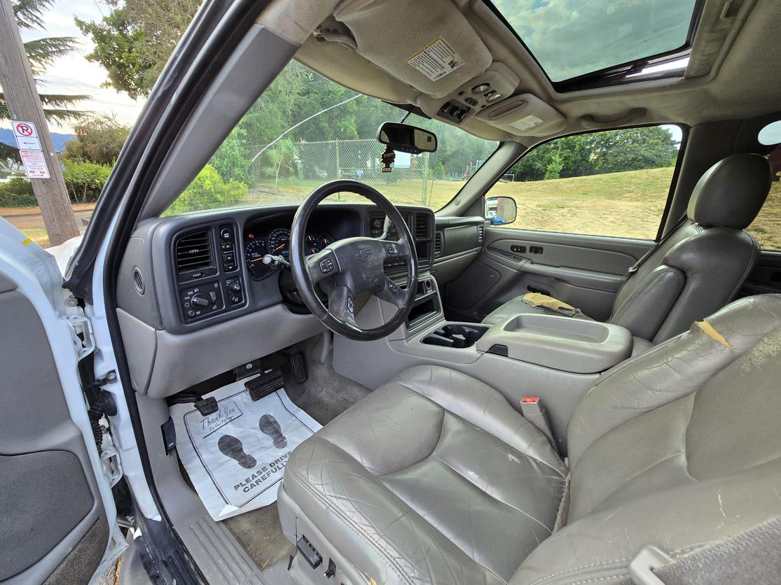 2004 Chevrolet Suburban null photo 8