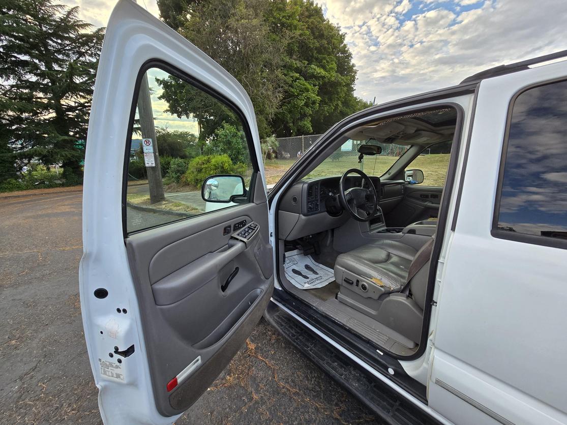 2004 Chevrolet Suburban null photo 10