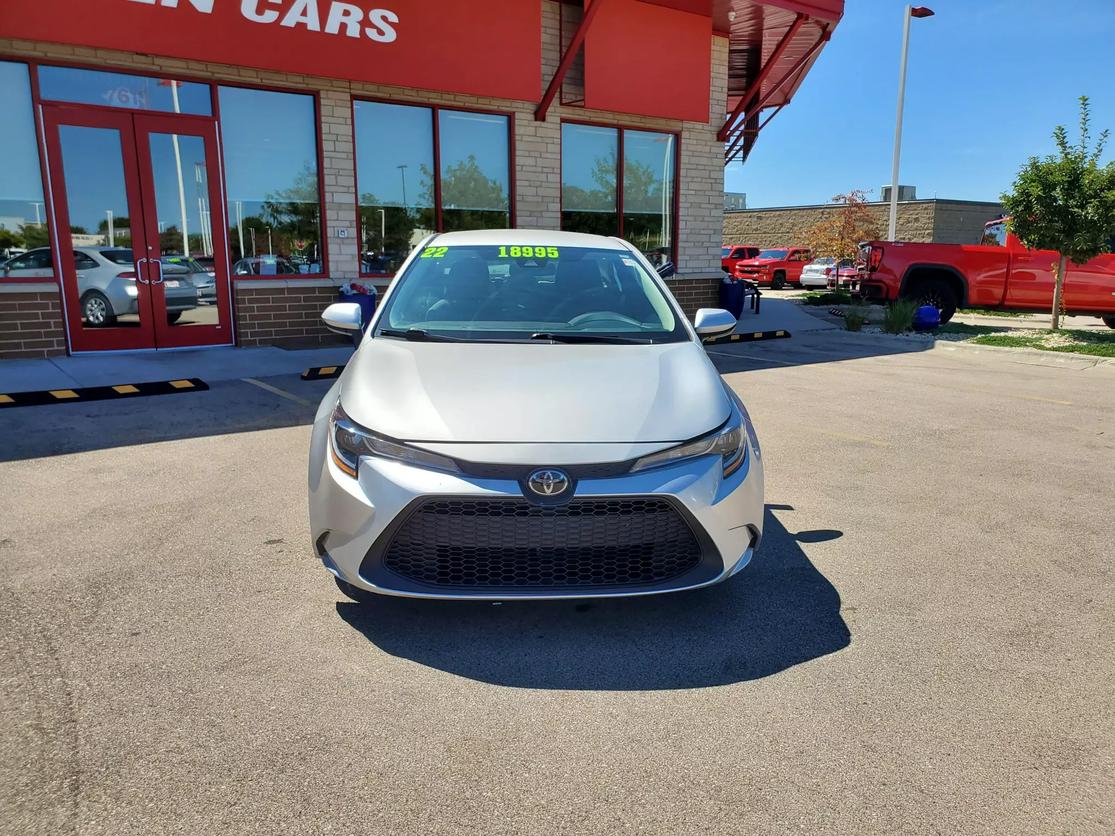 Used 2022 Toyota Corolla LE with VIN 5YFEPMAE5NP337683 for sale in Middleton, WI