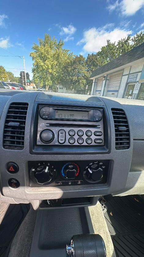 2005 Nissan Frontier SE photo 10