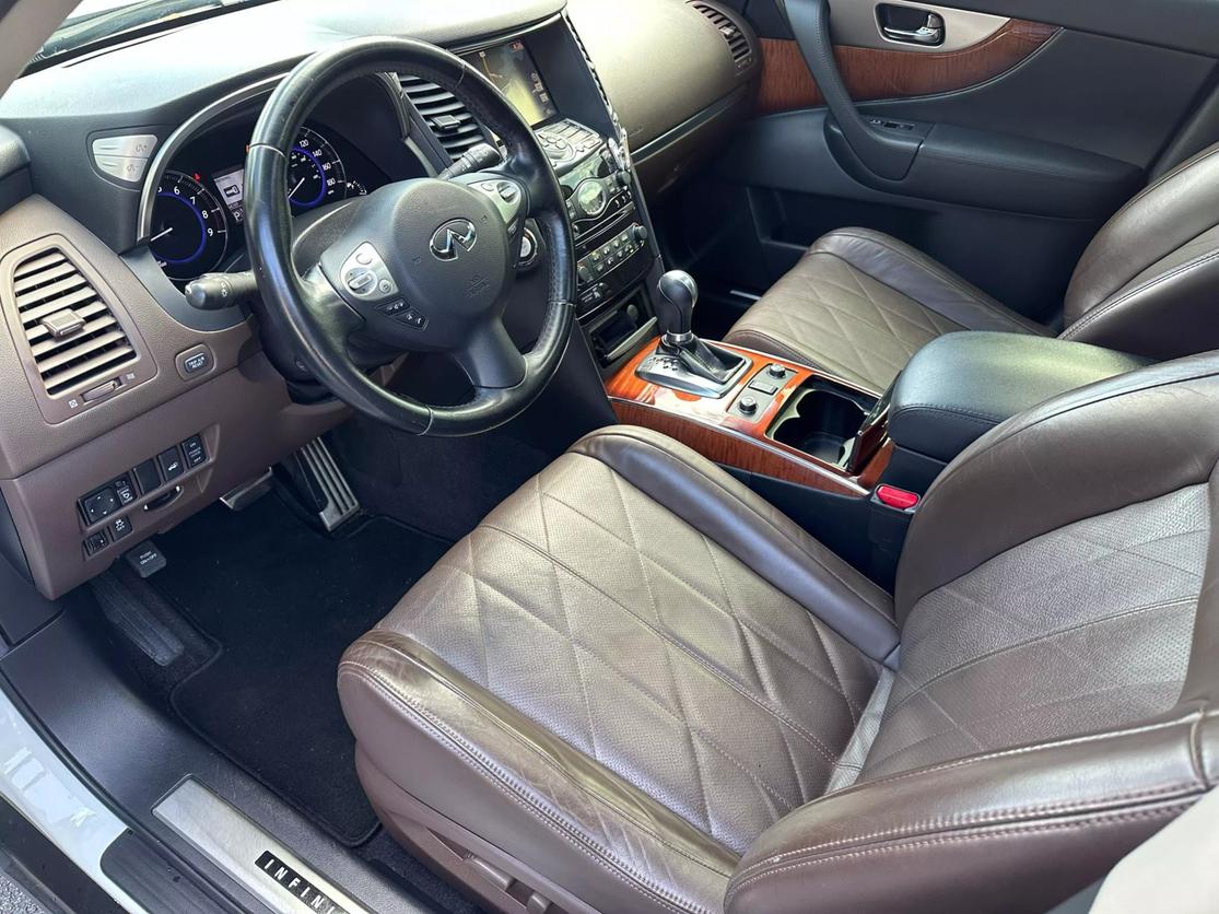 2016 INFINITI QX70 Base photo 11