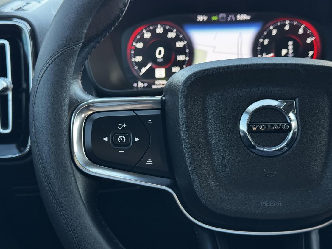 2021 Volvo XC40 Momentum photo 30