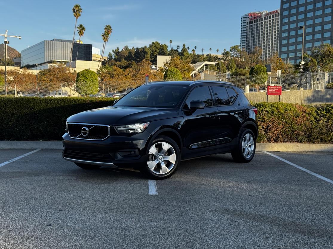 2021 Volvo XC40 Momentum photo 2