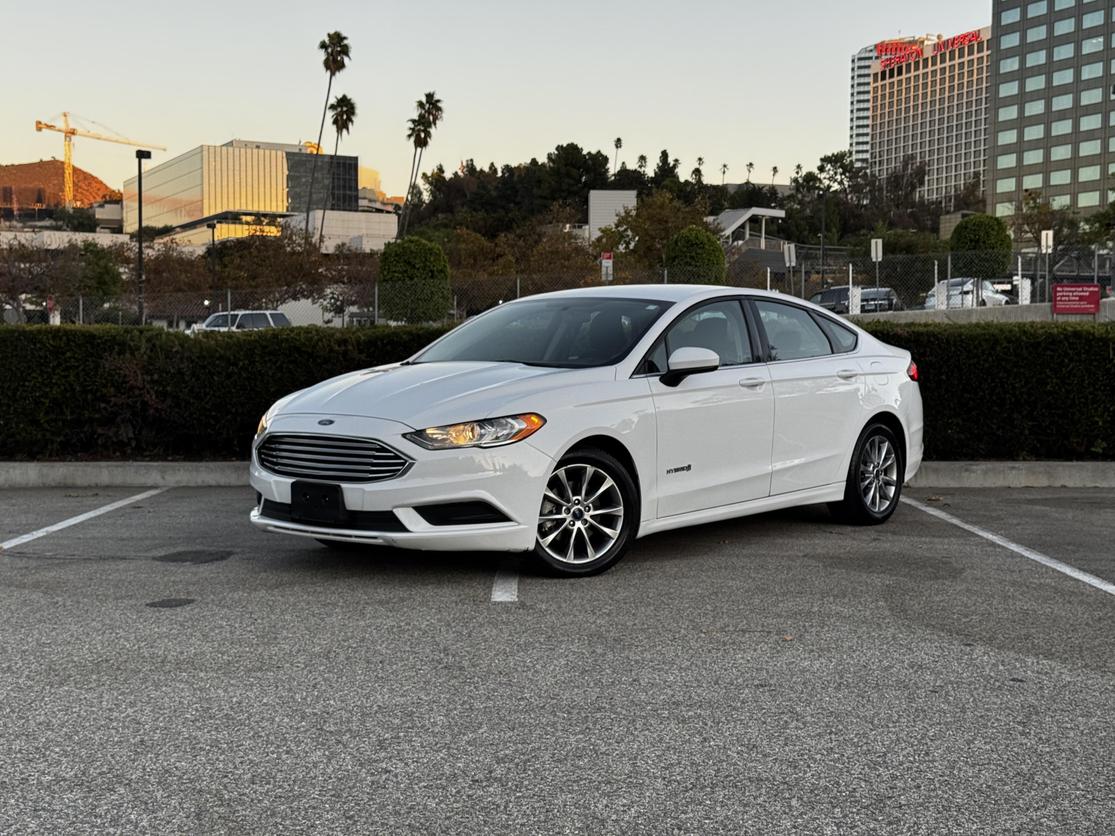 2017 Ford Fusion Hybrid SE photo 2