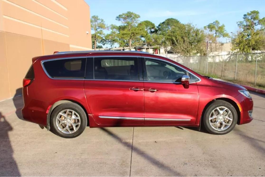 2017 Chrysler Pacifica Limited photo 7