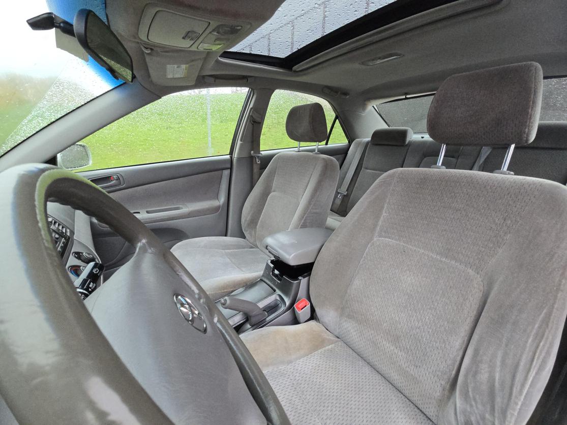 2004 Toyota Camry LE photo 12