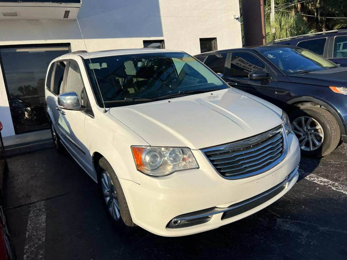 2015 Chrysler Town & Country Limited Platinum photo 2