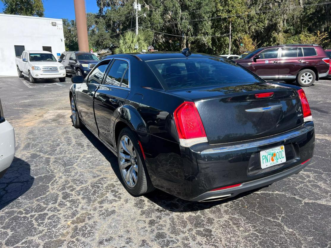 2018 Chrysler 300 Touring photo 7