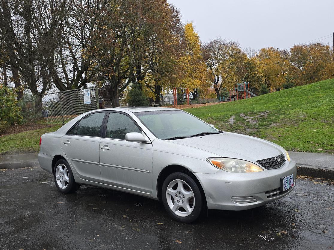 2004 Toyota Camry LE photo 5