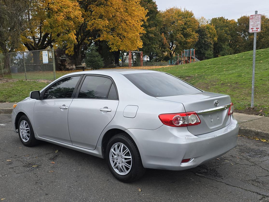 2011 Toyota Corolla LE photo 2