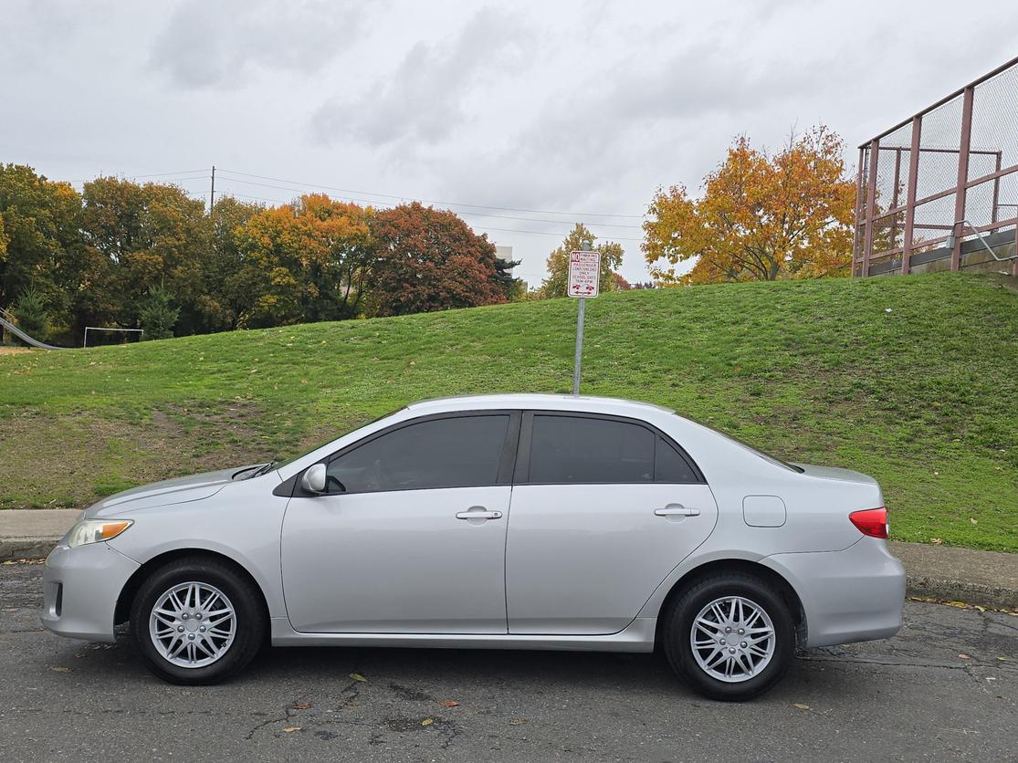 2011 Toyota Corolla LE photo 6