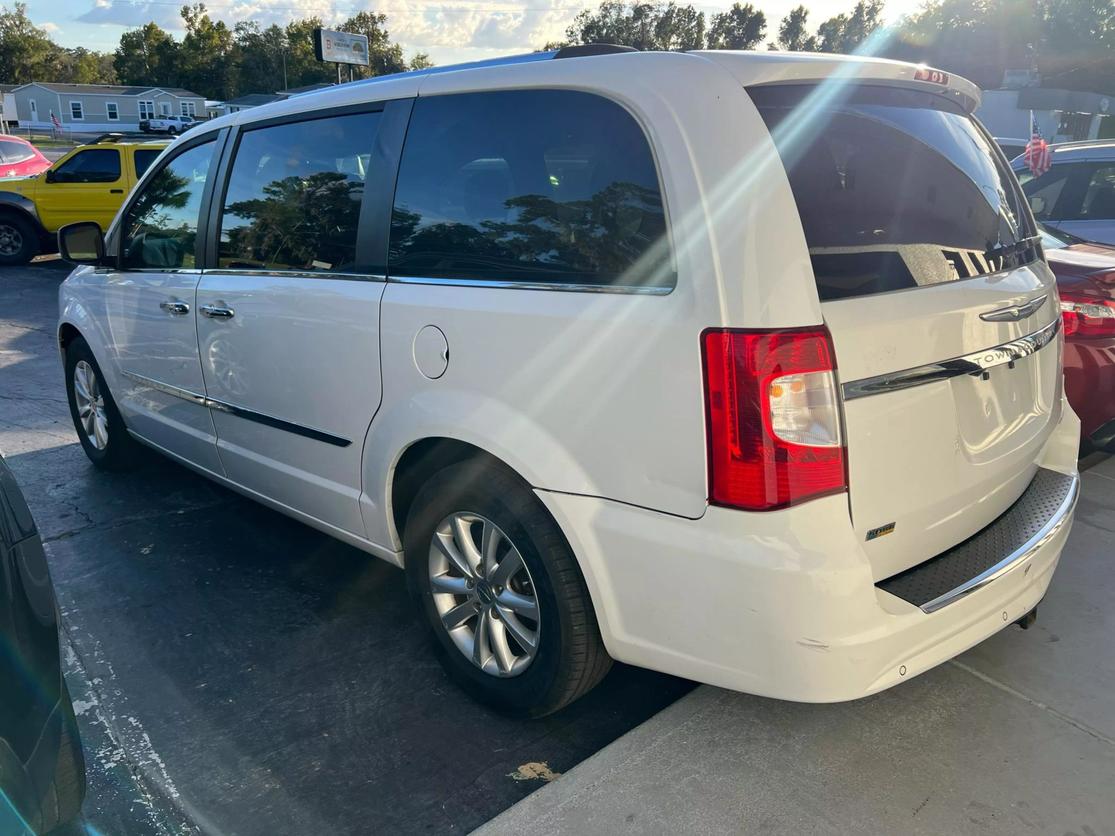 2015 Chrysler Town & Country Limited Platinum photo 3