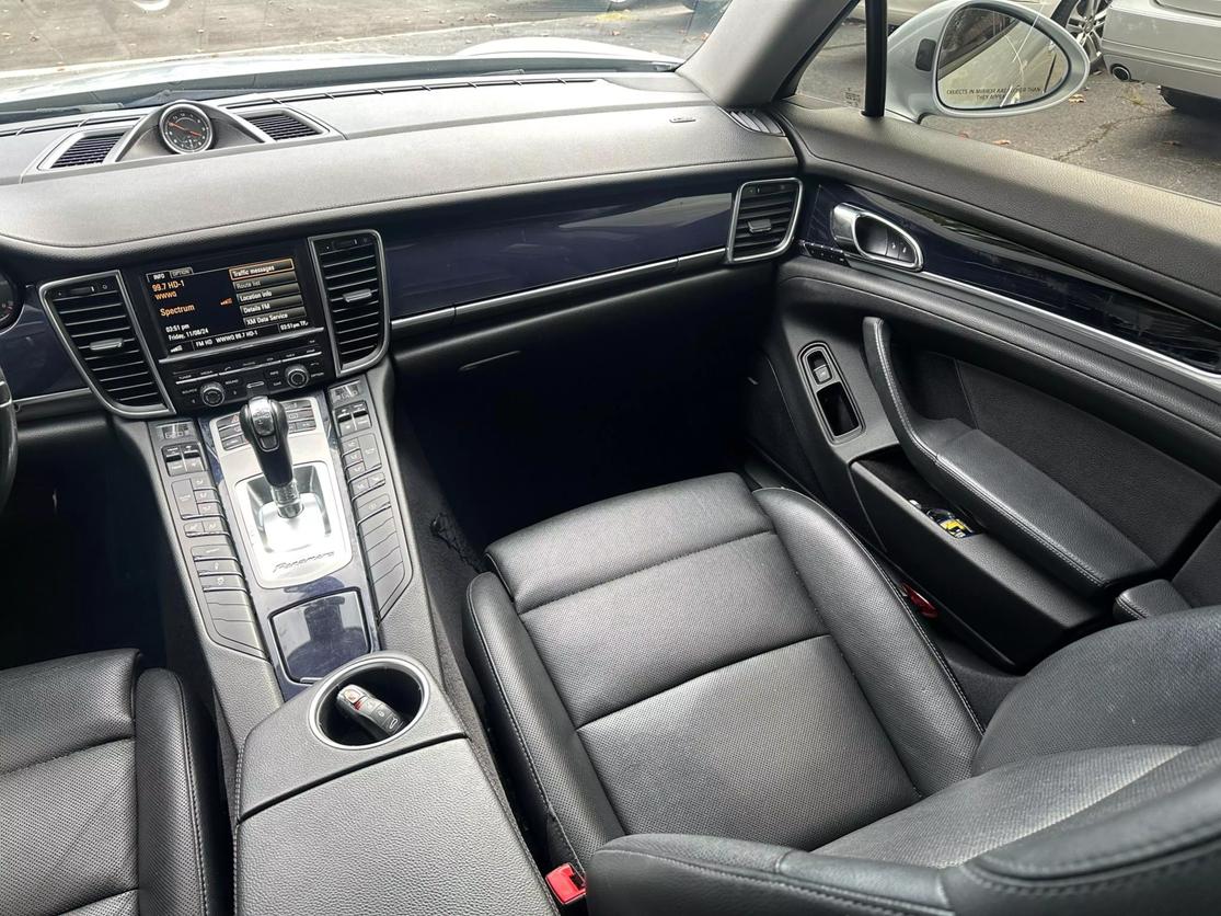 2015 Porsche Panamera Base photo 13