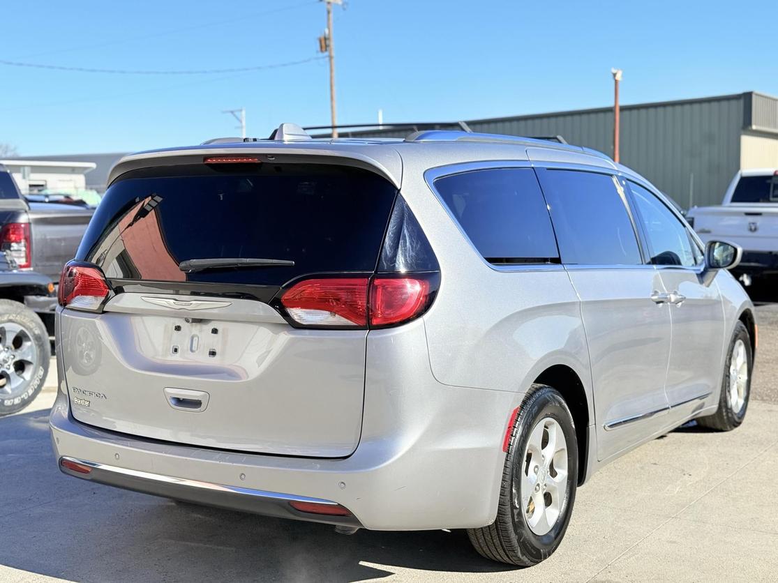 2017 Chrysler Pacifica Touring-L Plus photo 5