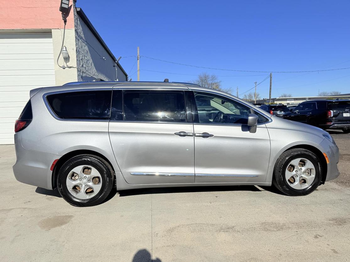 2017 Chrysler Pacifica Touring-L Plus photo 4