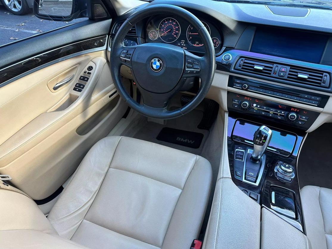 2012 BMW 5 Series 528i photo 11