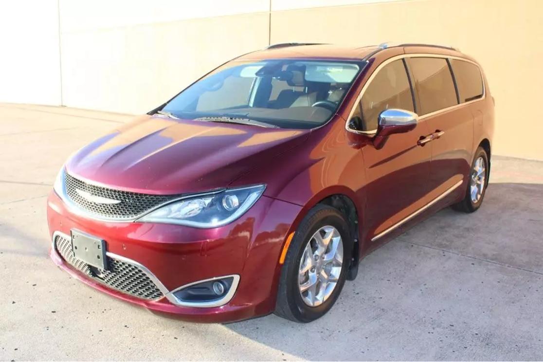 2017 Chrysler Pacifica Limited photo 2