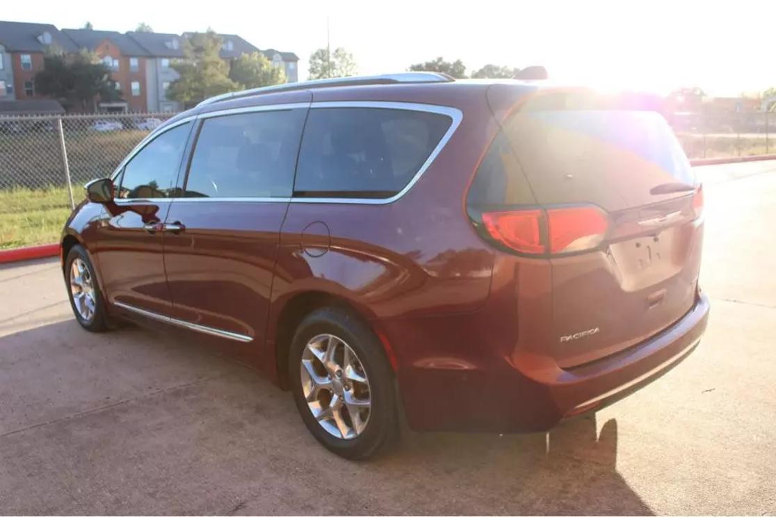 2017 Chrysler Pacifica Limited photo 3