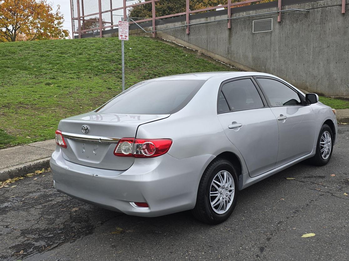 2011 Toyota Corolla LE photo 4