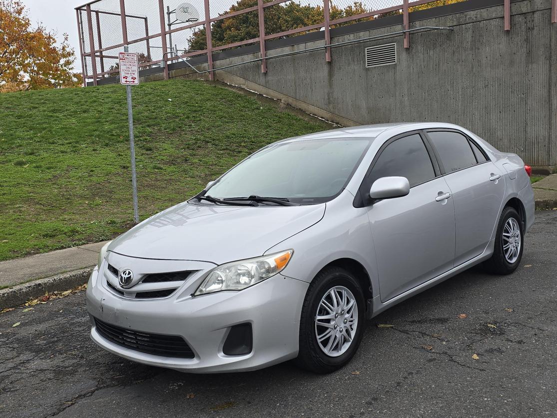 2011 Toyota Corolla LE photo 3