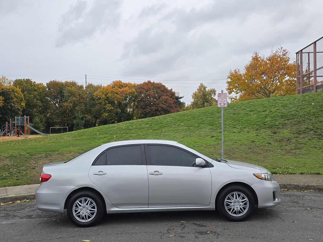 2011 Toyota Corolla LE photo 5