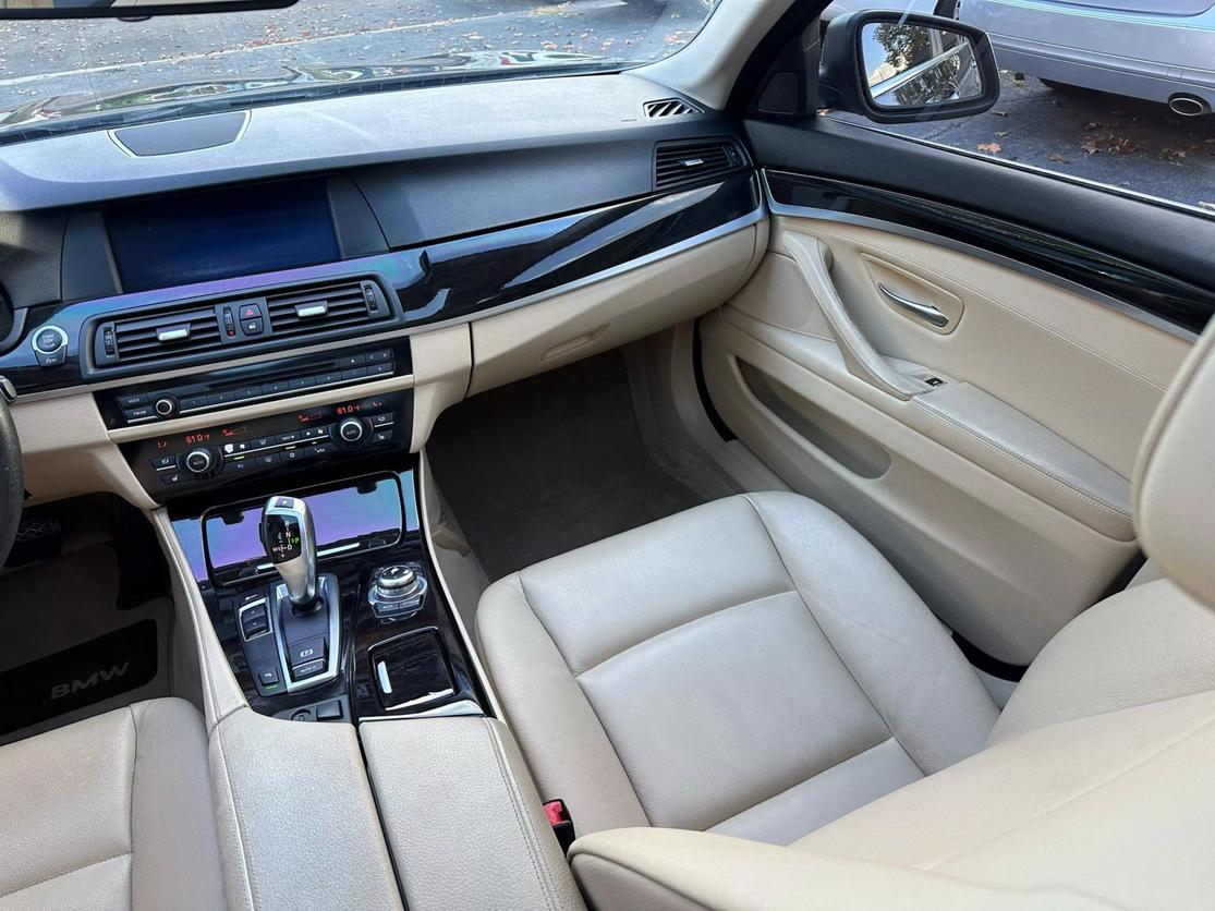 2012 BMW 5 Series 528i photo 12