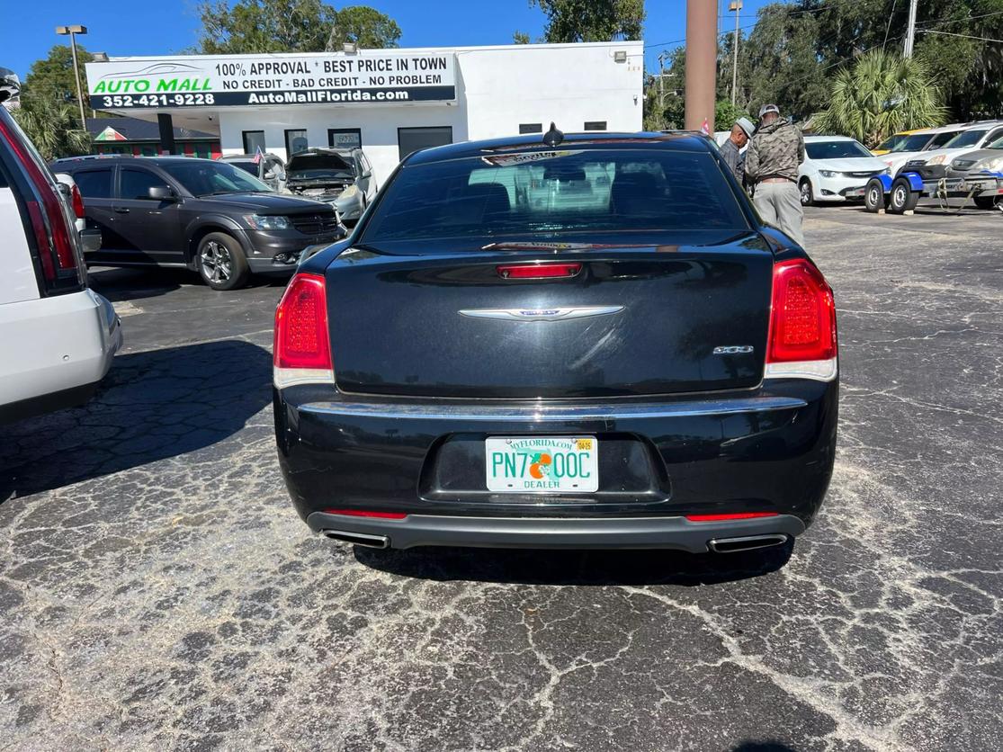 2018 Chrysler 300 Touring photo 6