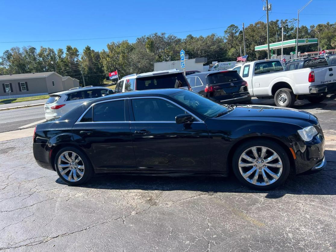 2018 Chrysler 300 Touring photo 4