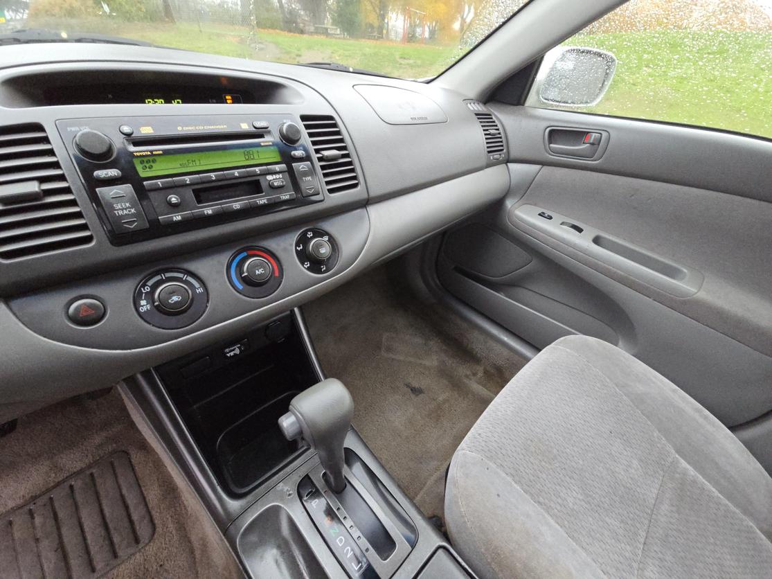 2004 Toyota Camry LE photo 17