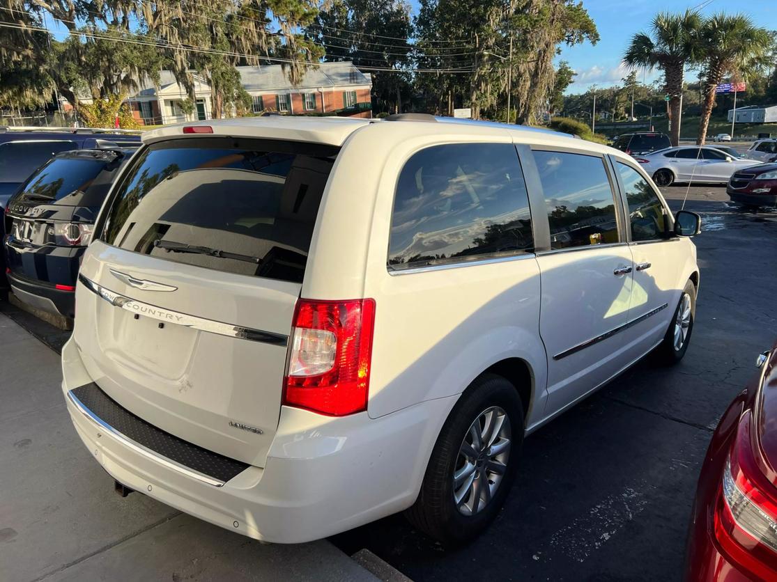 2015 Chrysler Town & Country Limited Platinum photo 4