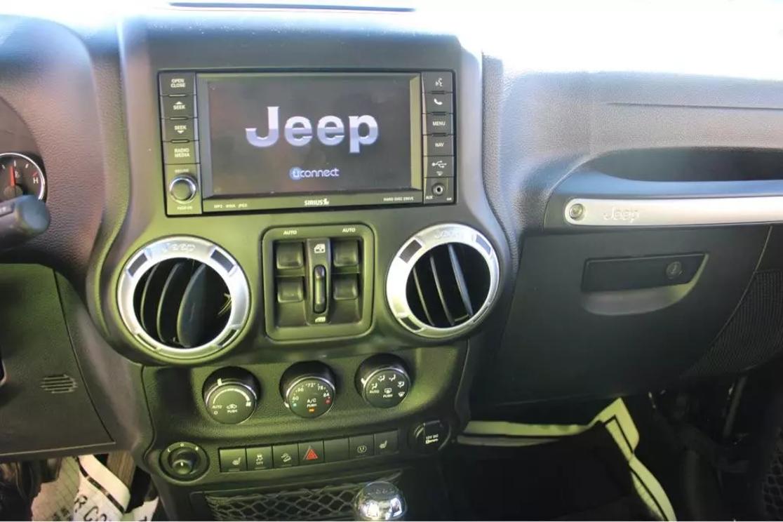 2015 Jeep Wrangler Unlimited Rubicon photo 18