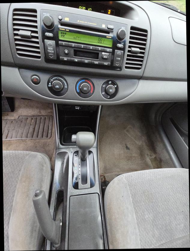 2004 Toyota Camry LE photo 16