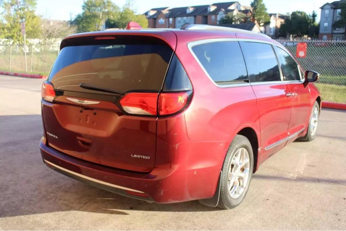 2017 Chrysler Pacifica Limited photo 4