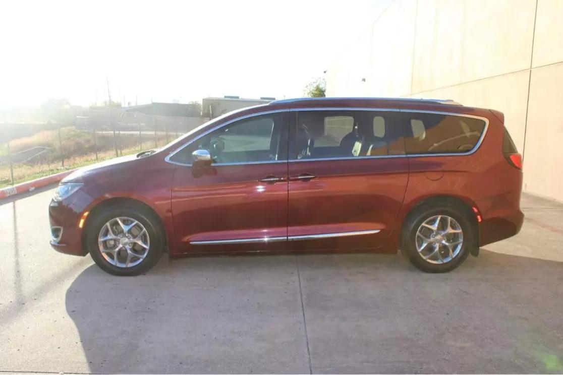 2017 Chrysler Pacifica Limited photo 8