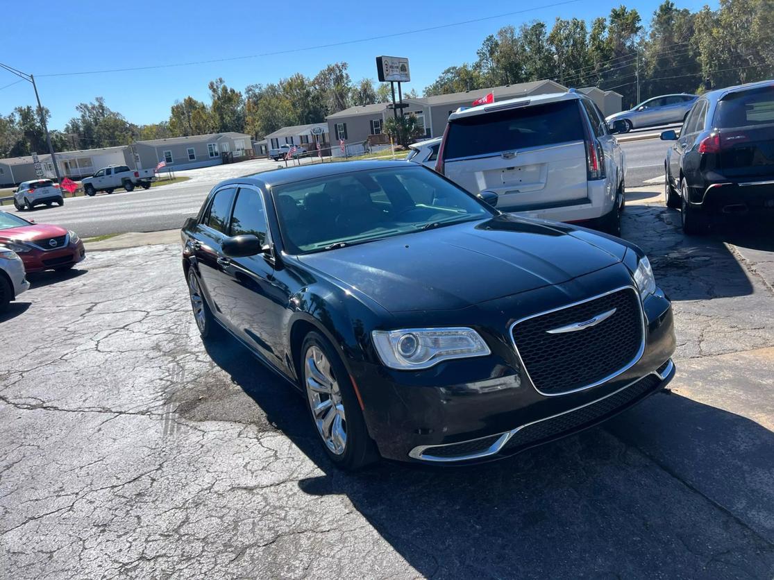 2018 Chrysler 300 Touring photo 3