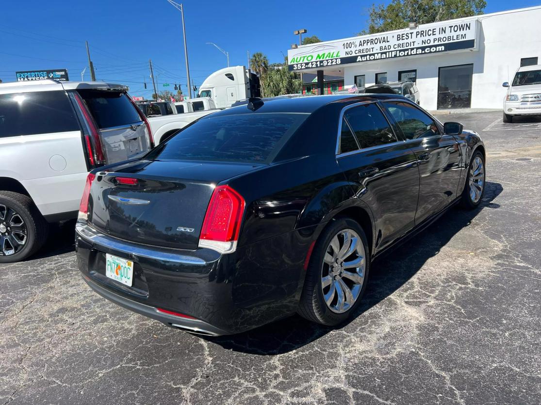 2018 Chrysler 300 Touring photo 5