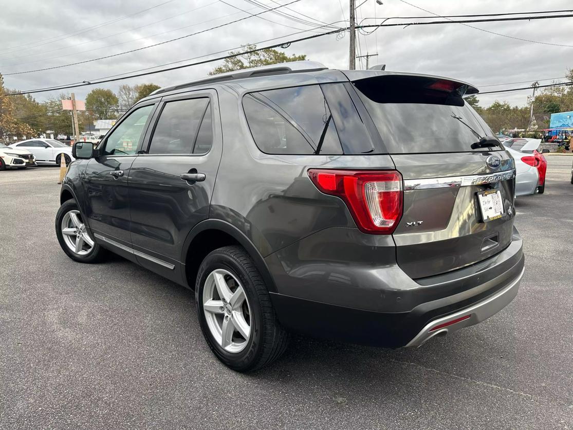 2017 Ford Explorer XLT photo 5