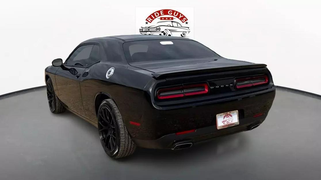 2016 Dodge Challenger SXT photo 3