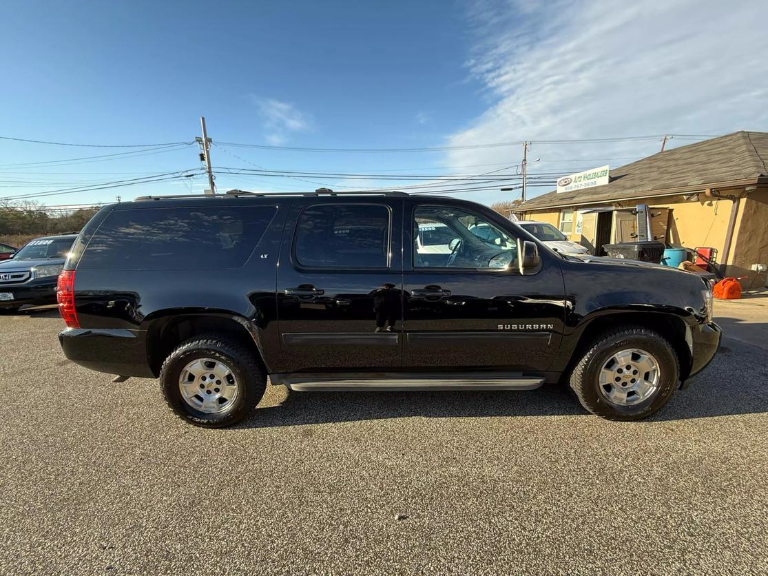 2012 Chevrolet Suburban LT photo 2