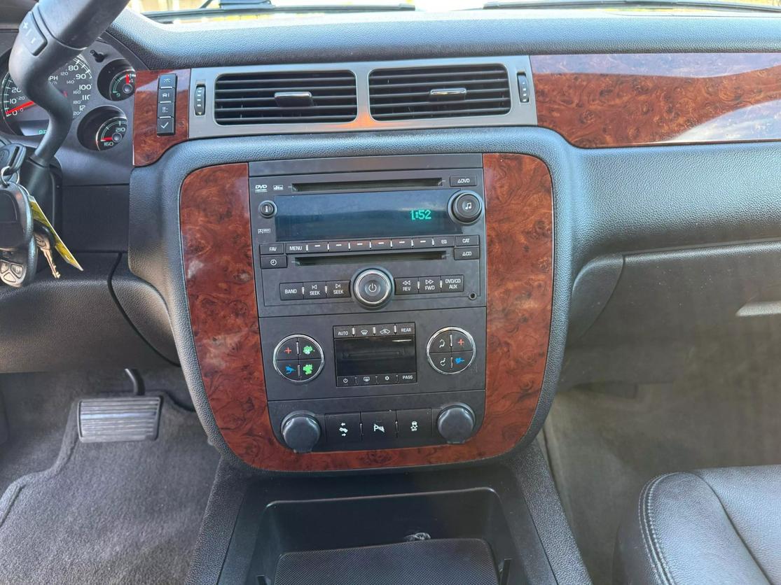 2012 Chevrolet Suburban LT photo 16