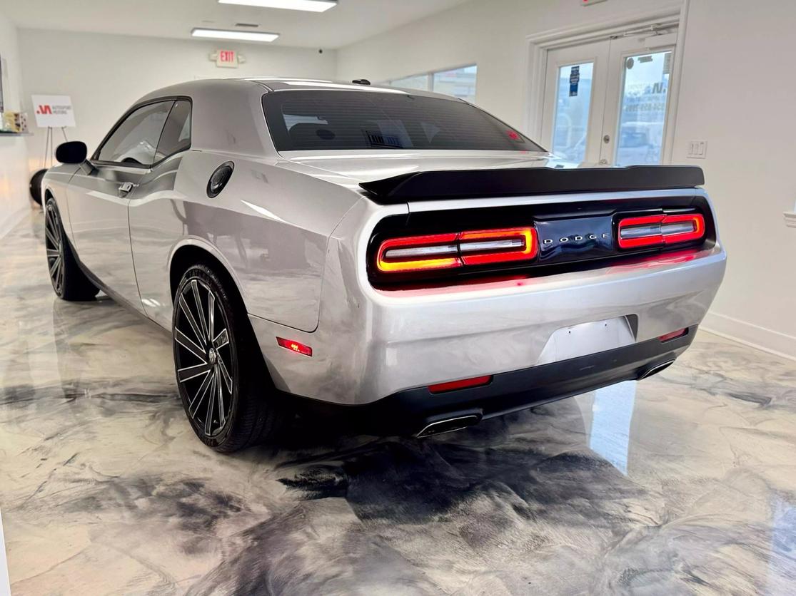 2016 Dodge Challenger SXT photo 8