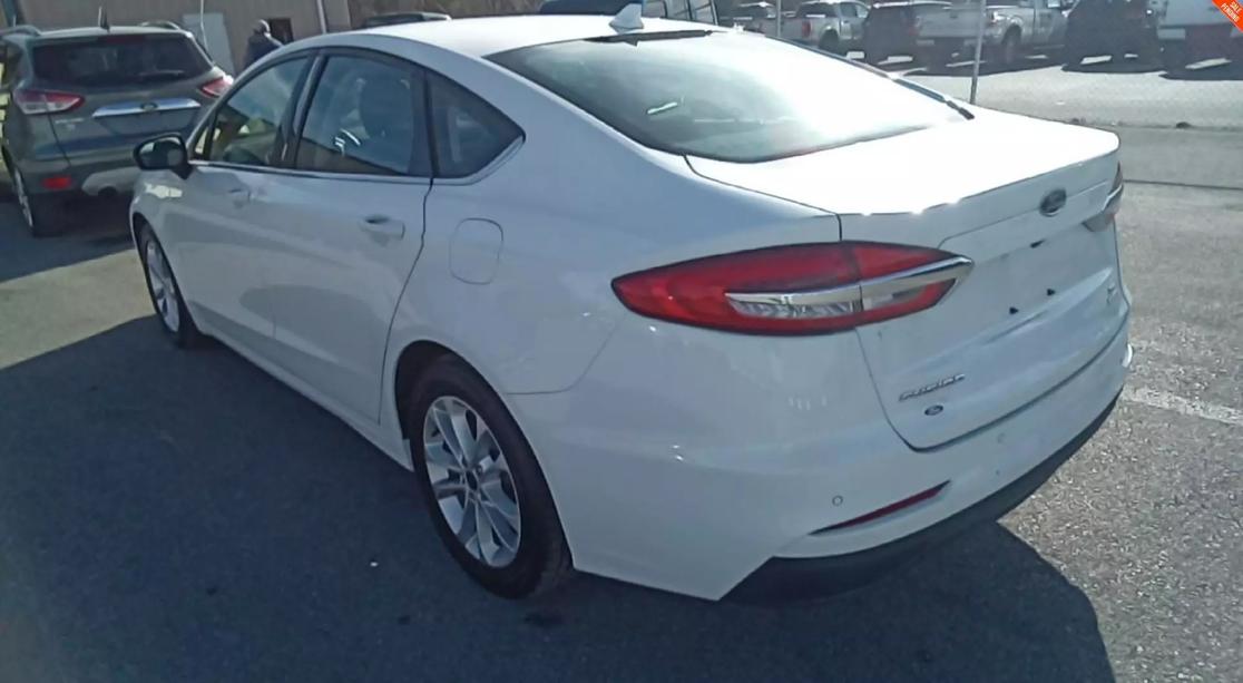 2020 Ford Fusion SE photo 2