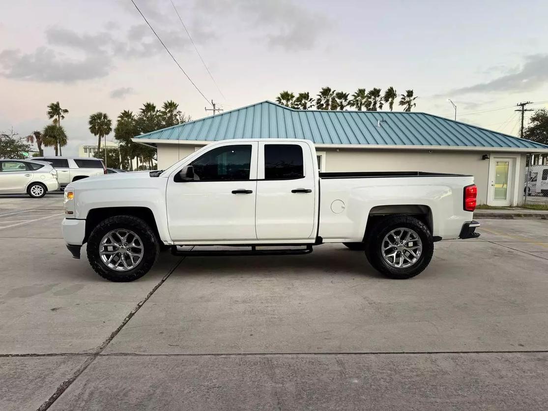 2018 Chevrolet Silverado 1500 Custom photo 10