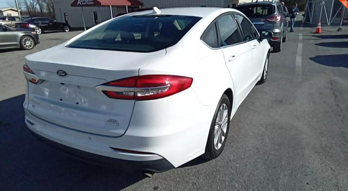 2020 Ford Fusion SE photo 3