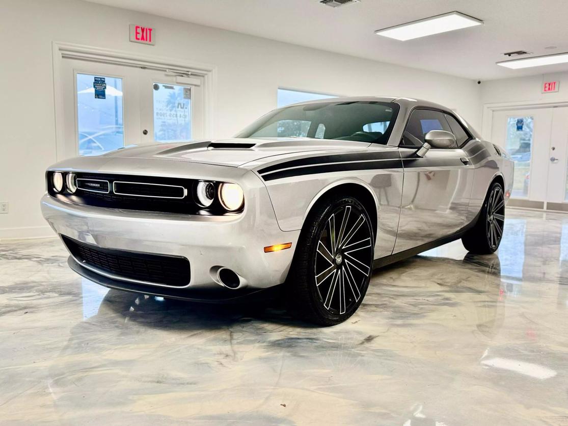 2016 Dodge Challenger SXT photo 2