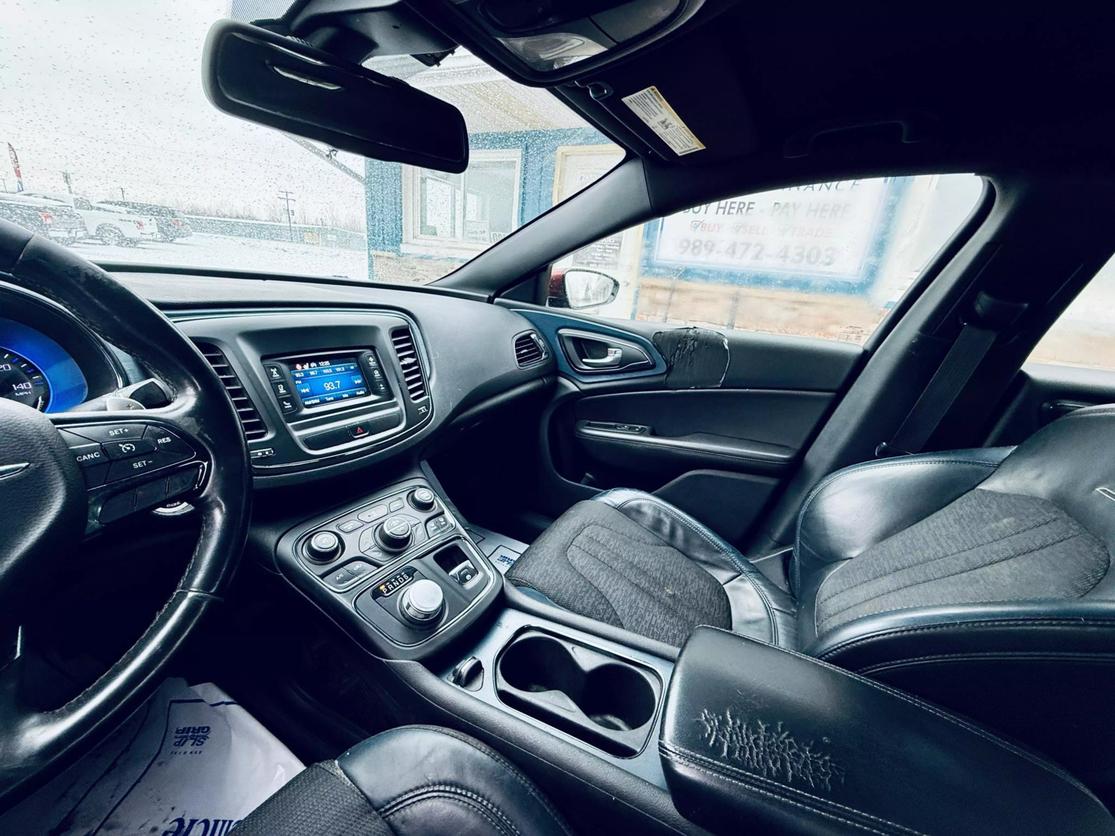 2015 Chrysler 200 S photo 10