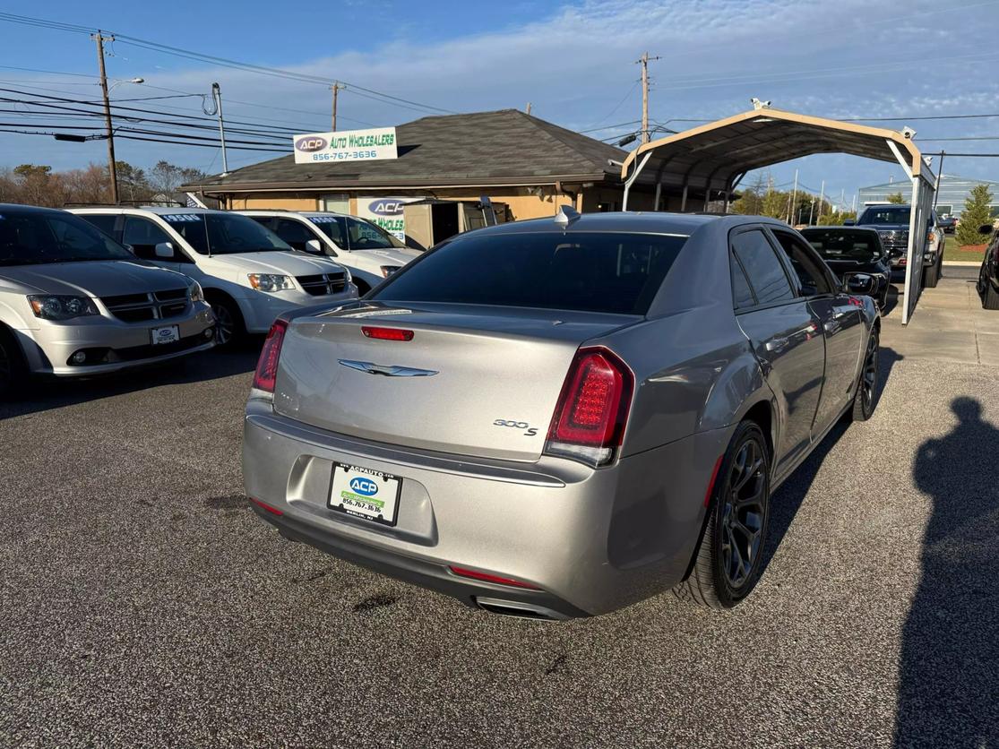 2016 Chrysler 300 S photo 3